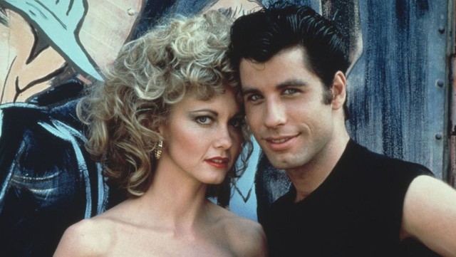 W filmie „Grease!” tytułowe role zagrali Olivia Newton-John oraz John Travolta. Produkcja przyniosła duży sukces finansowy.