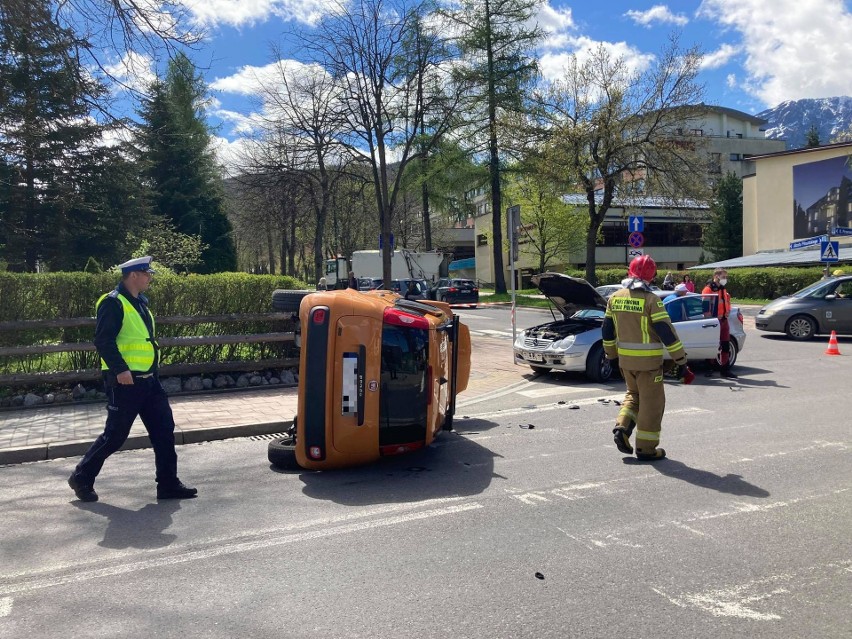 Zakopane. Stłuczka na ul. Tetmajera. Fiat panda zderzył się z mercedesem. Osobowy fiat wylądował na boku [ZDJĘCIA]