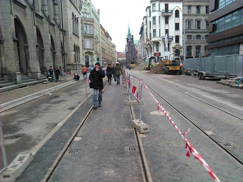 Krupniczą chodzimy teraz samym środkiem, po torach tramwajowych (ZDJĘCIA)