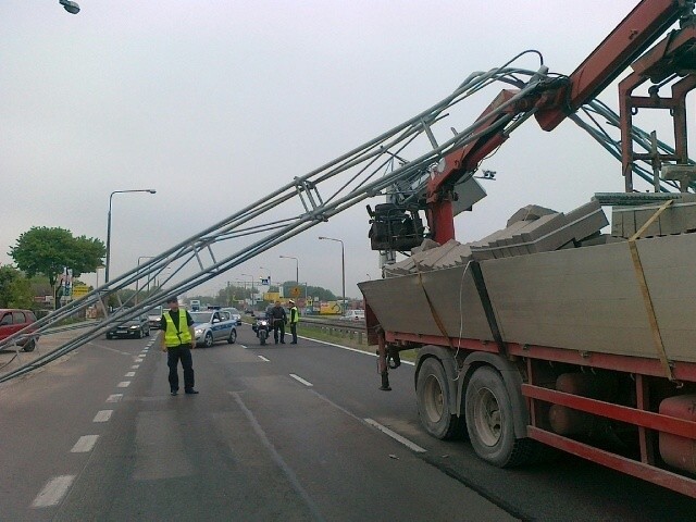 Ciężarówka uderzyła w bramownicę drogową w Radomiu (zdjęcia)