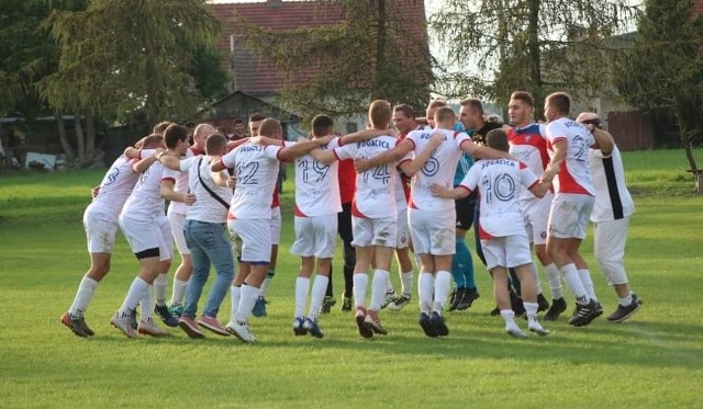 W niektórych grupach klasy A czołowe ekipy coraz bardziej ugruntowują swoje pozycję, a w innych cały czas mamy mnóstwo roszad. Tym samym zanim zaprezentujemy wyniki na kolejnych slajdach najpierw zapraszamy do małego podsumowania tego co do dzieje się czołówkach każdej z grup.