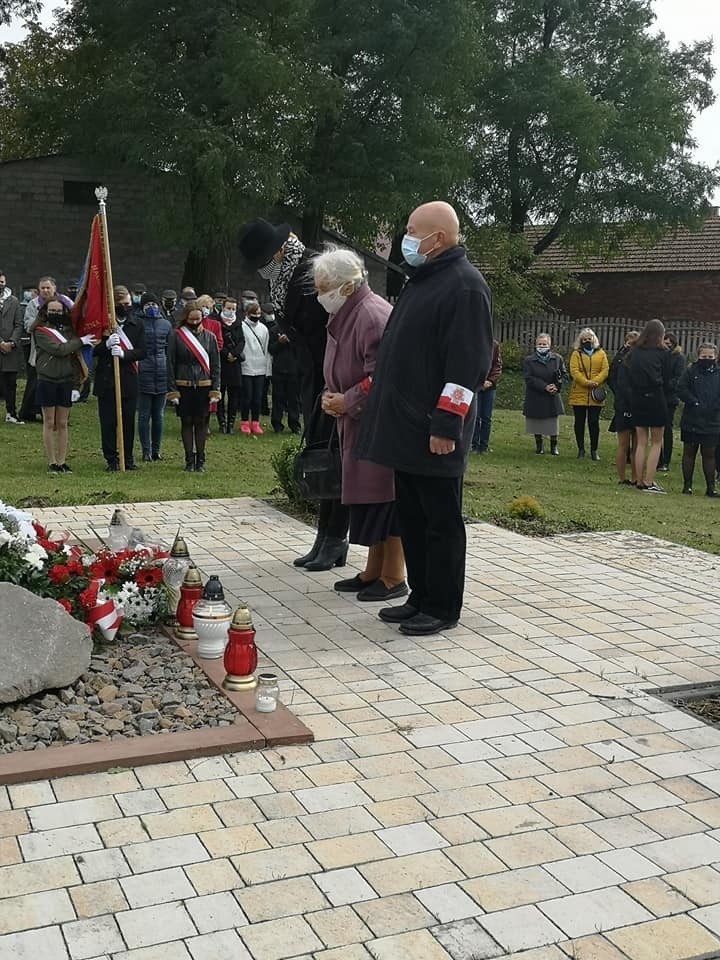 Pamiętają o bohaterach. 76 lat temu Niemcy zestrzelili nad Opatowcem brytyjski samolot, który niósł pomoc walczącej Polsce [ZDJĘCIA] 