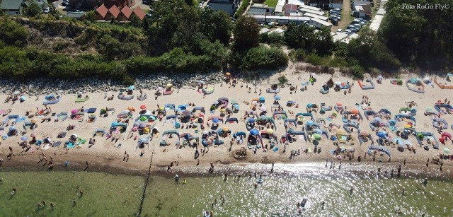 Wakacyjna pogoda nad polskim morzem zachęcała do wylegiwania się na plaży