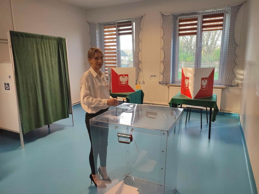 Głosowanie w Obwodowej Komisji Wyborczej w Ostrowie, w...