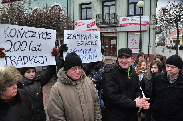 W sobotę na Placu Bartosza Głowackiego w Tarnobrzegu pikietowano przeciwko planom likwidacji Gimnazjum numer 1 w Tarnobrzegu