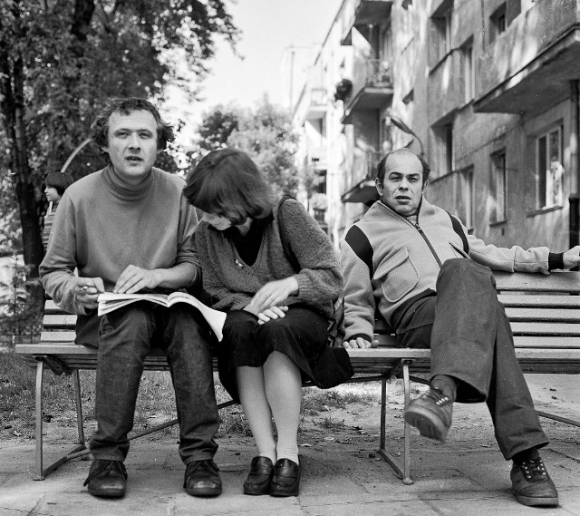 Od lewej: Adam Michnik, Helena Łuczywo i Jacek Kuroń, na ławce przed mieszkaniem Kuronia. To konkretne miejsce uważano za stosunkowo bezpieczne, jeśli chodzi o podsłuchy. Rok 1980