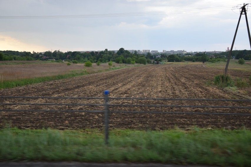 Tarnowianie dusili się od fetoru kurzego nawozu, który rozsypano koło obwodnicy