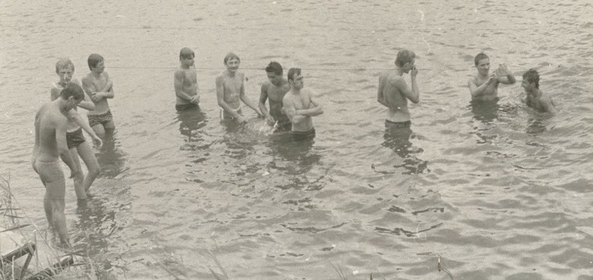 Na "Stawach" w Chełmku było kiedyś sporo atrakcji. Do dyspozycji mieszkańców było kąpielisko, kajaki, rowerki wodne. ZDJĘCIA