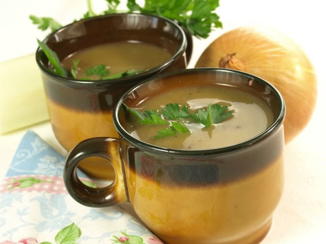 Zupa cebulowa to dobry pomysł na obiad.