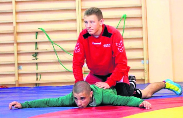 Przemysław Piątek (w czerwonym) jest kandydatem do złotego medalu mistrzostw Polski juniorów.