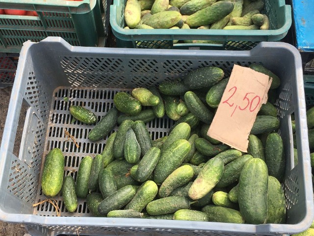 Ogórki gruntowe po 2,50 złotego za kilogram. Zobaczcie na kolejnych zdjęciach ceny innych warzyw i owoców na giełdzie w Sandomirezu.