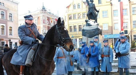 "'Błękitna Armia" generała Józefa Hallera na grudziądzkim Rynku. Mieszkańcy wręczali żołnierzom kwiaty i bili im brawa.