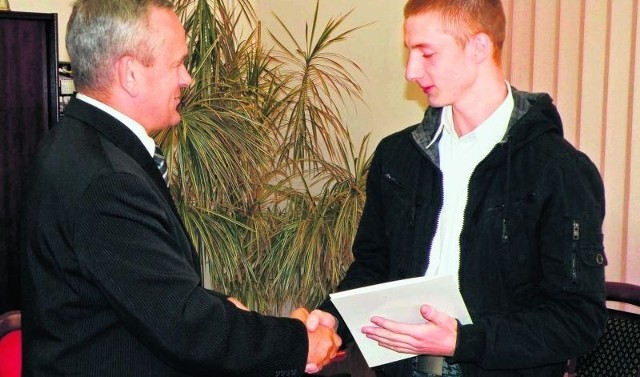 Maciek przyjmuje gratulacje od burmistrza Bielawy. Całe miasto jest z niego dumne