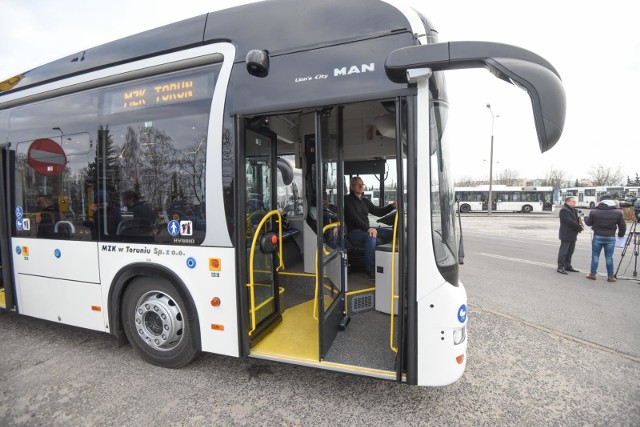 Podtoruńskie gminą walczą o dostęp do miejskiego transportu. Z różnym skutkiem. Na razie autobusami miejskimi dojedziemy do gm. Lubicz, gm. Obrowo oraz gm. Zławieś Wielka. A co mają zrobić mieszkańcy pozostałych wsi? Na razie piszą petycje i… czekają.