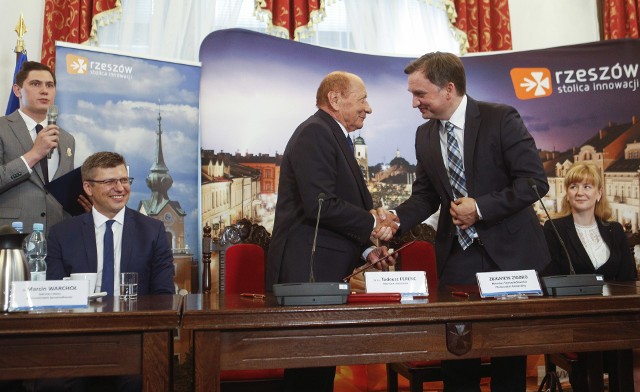 Tadeusz Ferenc i Zbigniew Ziobro podpisali umowę przedwstępną przekazania Zamku Lubomirskich dla miasta Rzeszowa. To ważny krok, by zamek stał się instytucją kultury.