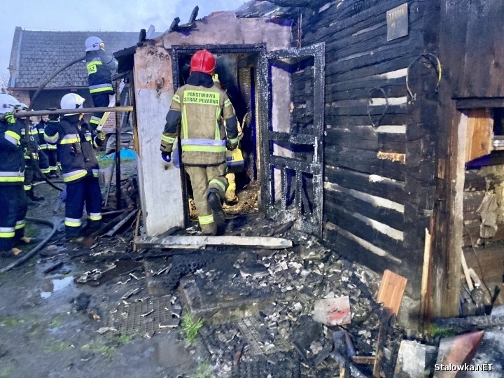 W pożarze drewnianego domu w Turbi zginął 65-latek. Strażacy na pogorzelisku znaleźli jego zwęglone zwłoki (ZDJĘCIA)