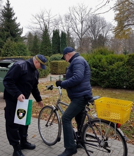 Każdy rowerzysta zatrzymany przez strażników mógł liczyć na odblask.