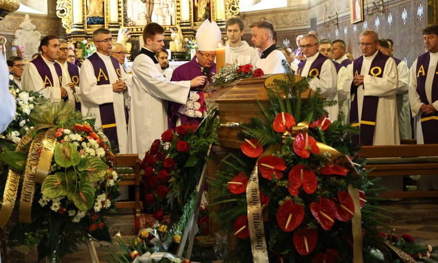 Mszy świętej pogrzebowej przewodniczył ksiądz arcybiskup...
