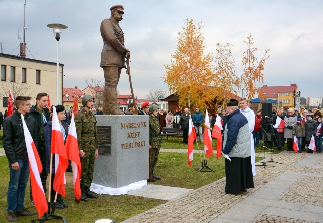 Pomnik Józefa Piłsudskiego stanął na Rynku. Poświęcił go proboszcz Tadeusz Cudzik.