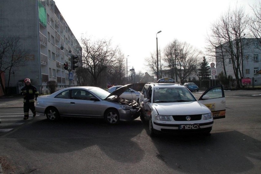 Taksówka zderzyła się z hondą. Trzy osoby ranne [zdjęcia]