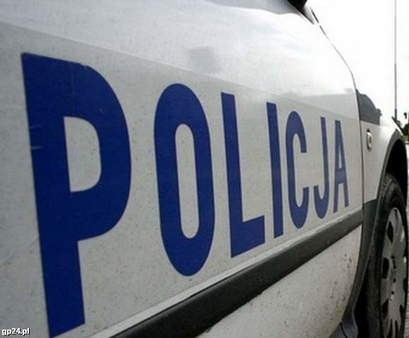 Policjanci zatrzymali czterech mieszkańców gminy Kołczygłowy, którzy wtargnęli do domu. W trakcie zajścia pobity został jeden z mieszkańców. 