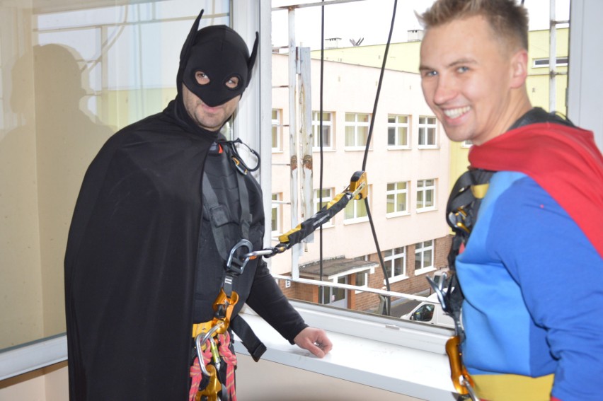 Święty Mikołaj, Batman, Superman, Spiderman i Bob Parr zjechali na linie wprost na oddział pediatryczny w USK w Opolu