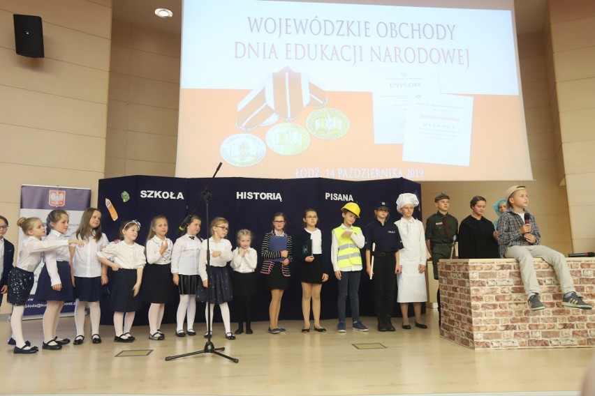 Dzień nauczyciela. Gala łódzkiego kuratora oświaty. Występ uczniów Szkoły Podstawowej w Skoszewach Starych (zdjęcia)