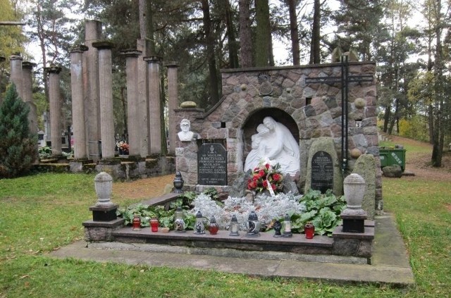 Na zdjęciu zabytkowy grób księdza Wacława Rabczyńskiego, który zostanie uzupełniony o pewne elementy upiększające. W głębi kolumnada, która będzie odrestaurowana w przyszłym roku. 