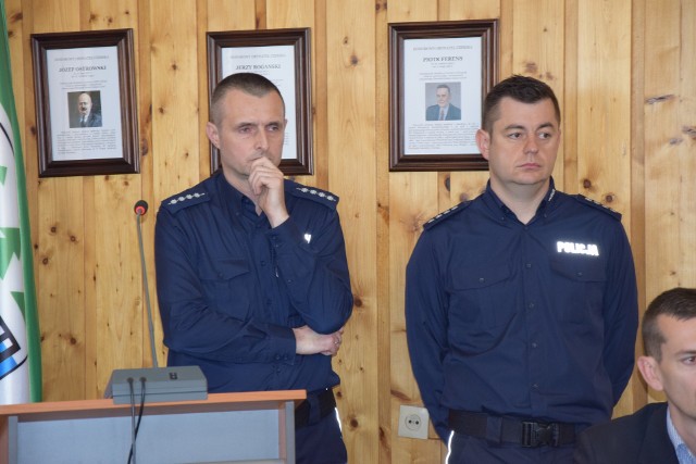 Komendant Komisariatu Policji w Czersku nadkom. Sebastian Pastucha (z prawej) i jego zastępca asp. szt. Jacek Słomiński