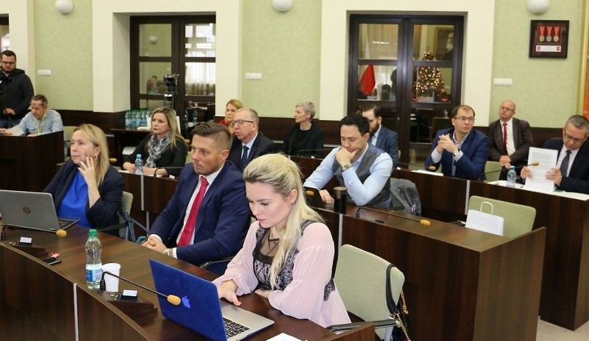 Sesja Rady Miasta Kielce. Rodzice boją się reformy oświaty i żądają informacji o przygotowaniu szkół 