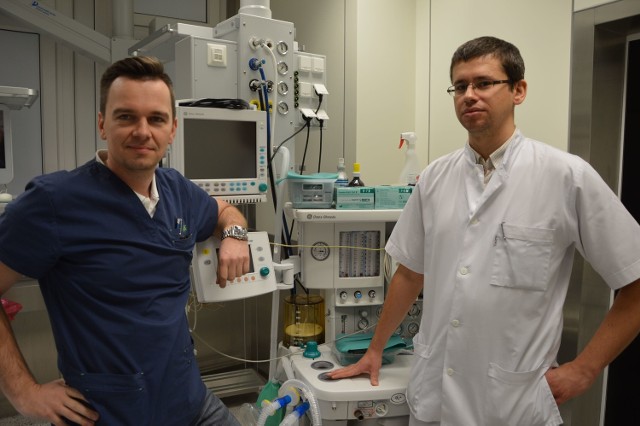 Bartosz Cieślik-Wolski (od lewej) oraz Daniel Brzeziński najlepiej zdali egzamin specjalizacyjny z chirurgii klatki piersiowej