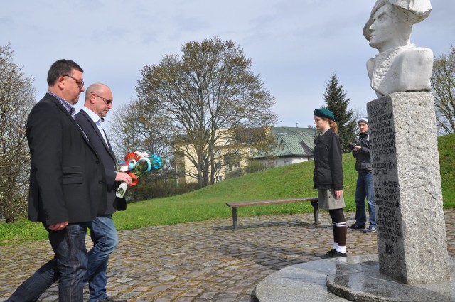Delegacja z Francji pod pomnikiem