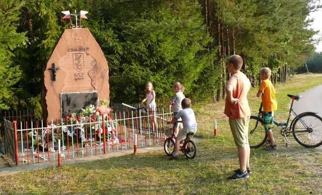 Zdewastowany pomnik komunistyczny w Rząbcu w nocy z 11 na 12 września 2016 roku. Miejscowe dzieci nie mogły zrozumieć, kto i dlaczego to zrobił. Sprawców wówczas nie ustalono.