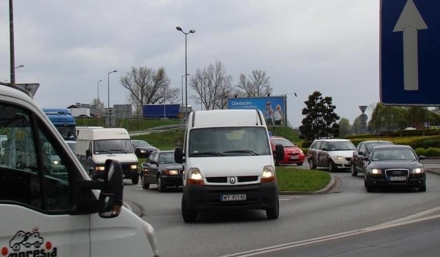 Na rondzie Niwa w Oświęcimiu korki to codzienność. Nic dziwnego, że wielu kierowców czeka niecierpliwie na powstanie obwodnicy miasta