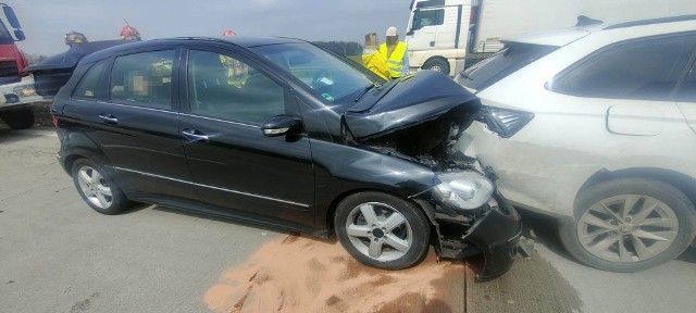 W czwartek (20 kwietnia) na autostradzie A4 pod Wrocławiem doszło do wypadku. Zderzyły się dwa samochody osobowe. Jeden pas jest zablokowany.