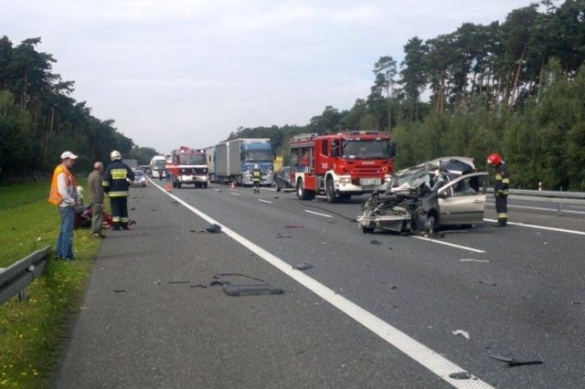 Do wypadku doszło około 11.45 na 221. kilometrze autostrady w kierunku Katowic.