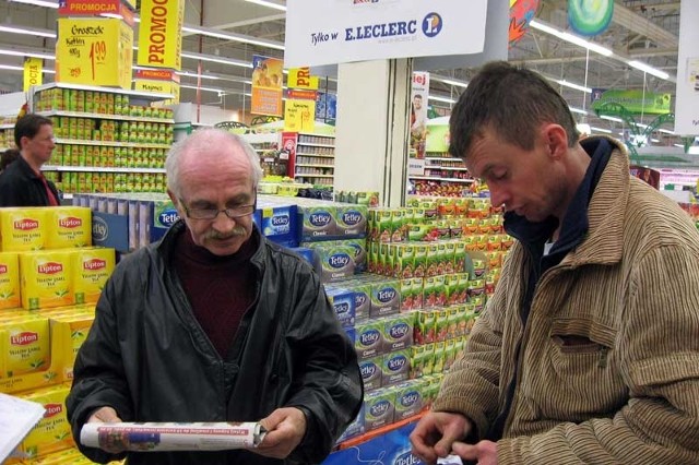 Ryszard Marciniec i Rafał Jarosz z Rzeszowa podczas tanich zakupów z Nowinami.