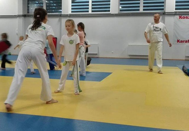 W zajęciach z capoeiry podczas weekendowej imprezy biorą udział również dzieci.