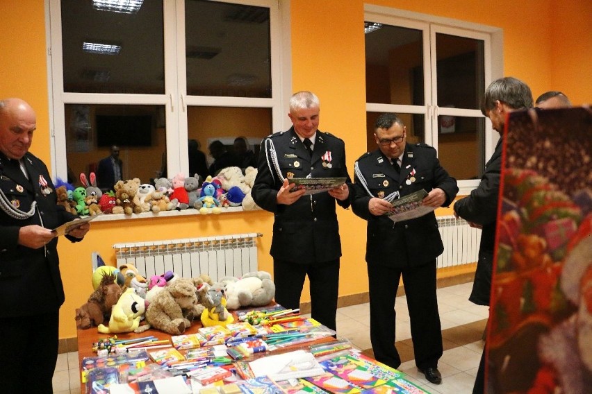 Paczka z Polski już leci do dzieci z Kazachstanu. Wspólna akcja "TL" i OSP Krzyżówki