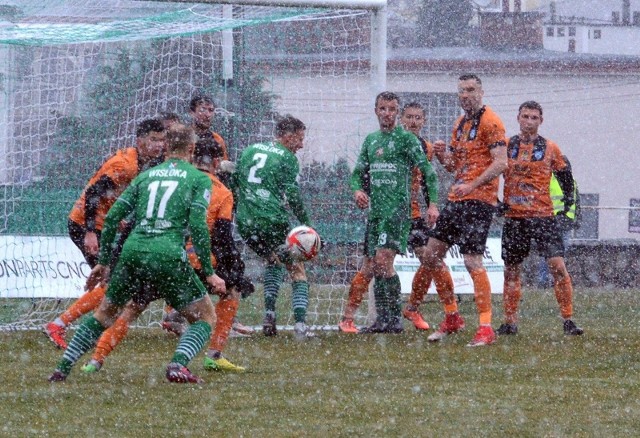 Opady śniegu spowodowały, że biało-zieloni rozegrali tylko I połowę meczu z zespołem z Ostrowca Świętokrzyskiego