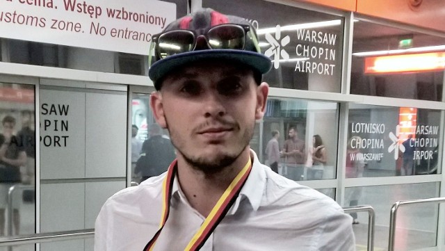 Adrian ze srebrnym medalem zdobytym w sztafecie.