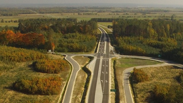 Droga wojewódzka numer 747 z Solca do Lipska jest gotowa od sierpnia 2018 roku, ale wciąż nie udaje się zakończyć odbiorów.