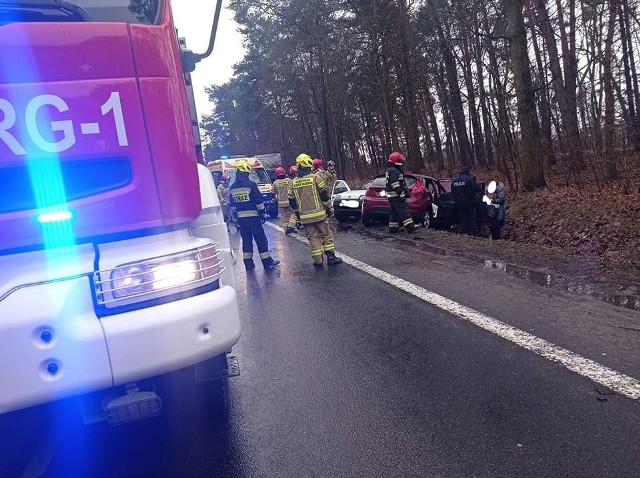 Do dramatycznego wypadku doszło pod Toruniem. Trzy osoby trafiły do szpitala