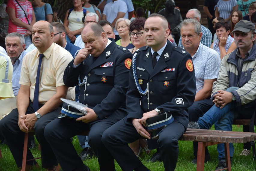 Szymbark. XV Panorama Kultur. W skansenie głośno gra muzyka, jest mnóstwo ludzi, są stoiska z rękodziełem, gospodynie częstują pysznościami