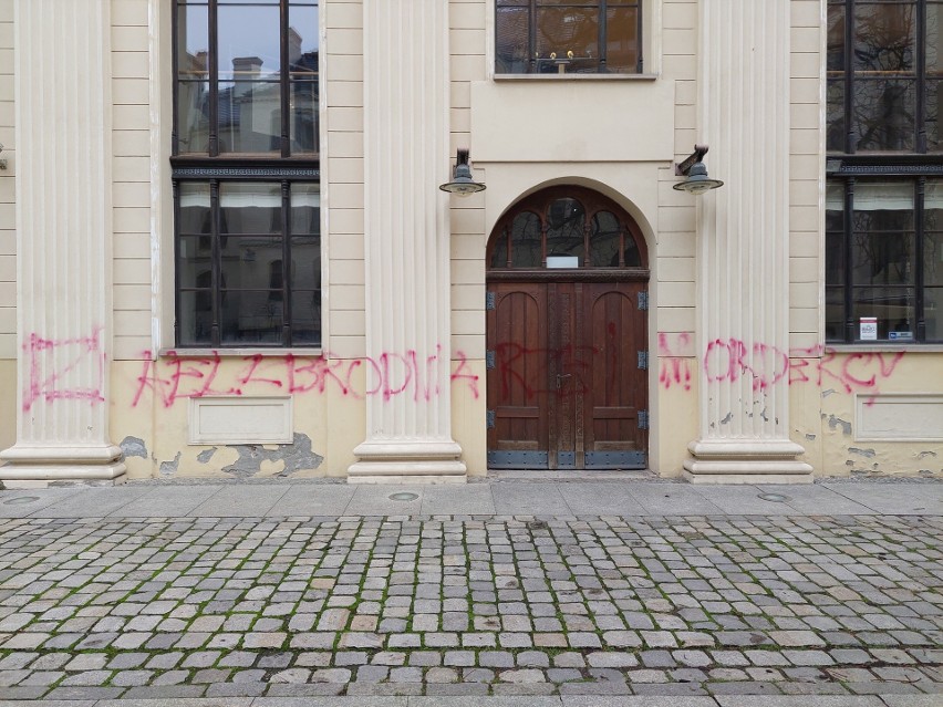 Fasada synagogi we Wrocławiu została zniszczona przez...