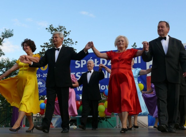 Seniorzy z Klubu "Emka&#8221; tańczą poloneza.