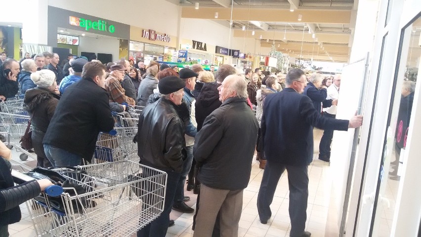 Otwarcie Auchan w Rybniku. Tłumy klientów czekały na ten...