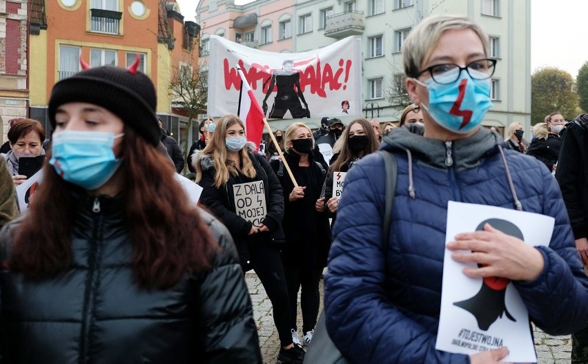 Kolejny dzień protestu kobiet w Człuchowie. Wikariusz nazywa akcję sodomą i diabelskim rykiem, apeluje o obronę kościoła