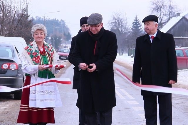 Starosta Michał Jędrys przecina wstęgę, otwierając drogę Sadek &#8211; Kierz.