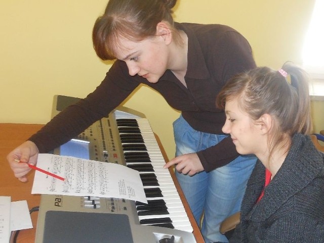 Katarzyna Majchrzak przez cały okres ferii zimowych prowadziła zajęcia muzyczne i plastyczne.